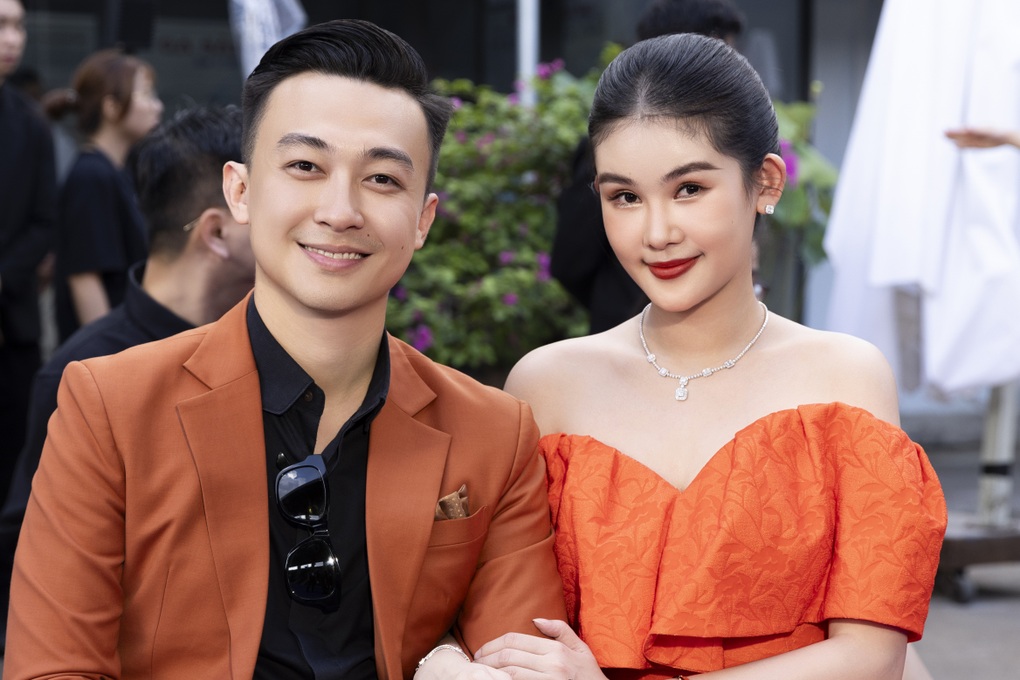 Lệ Quyên, Lý Nhã Kỳ khoe vai trần, đọ sắc trên thảm đỏ show thời trang - 6 Lệ Quyên, Lý Nhã Kỳ khoe vai trần, đọ sắc trên thảm đỏ show thời trang - 6
