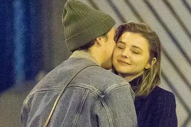 Con trai David Beckham ôm bạn gái trên phố