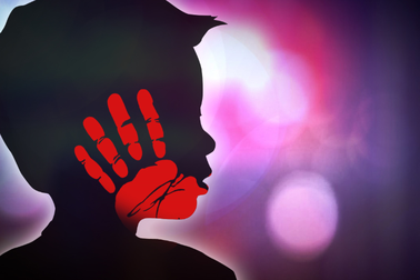 Chủ kênh Youtube nổi tiếng hành hạ trẻ em để kiếm hàng triệu USD