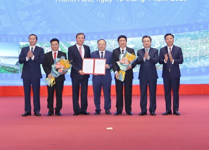 Thừa uỷ quyền của Thủ tướng Chính phủ, Bộ trưởng Bộ Xây dựng Nguyễn Thanh Nghị đã trao Quyết định phê duyệt Quy hoạch chung đô thị Thanh Hóa của Thủ tướng Chính phủ cho lãnh đạo TP Thanh Hóa và huyện Đông Sơn