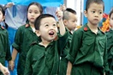 Học sinh trường VIP diện "màu áo chú bộ đội" đi khai giảng