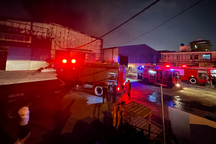 Xưởng nệm ở khu công nghiệp Đà Nẵng bốc cháy dữ dội trong đêm