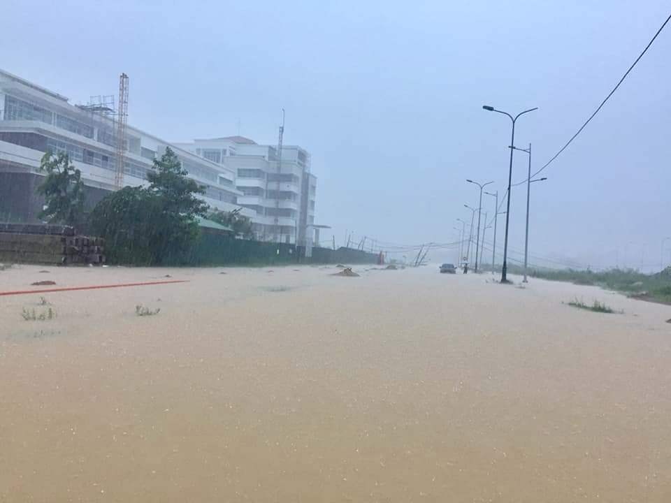“Rốn” lũ Phong Điền nước dâng nhanh, ngập đến nửa nhà dân - 23 “Rốn” lũ Phong Điền nước dâng nhanh, ngập đến nửa nhà dân - 23