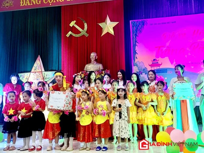 50 suất quà được Tạp chí Gia đình Việt Nam trao cho các cháu thiếu nhi.