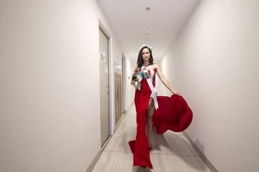 H'Hen Niê cổ vũ bóng đá như trình diễn thi Hoa hậu