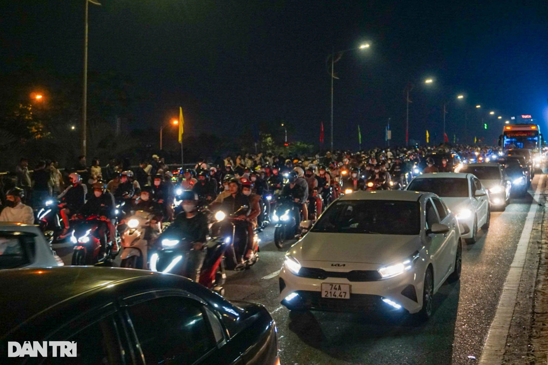 Nhiều tuyến đường kẹt xe trước giờ đón năm mới 2024 - 16 Nhiều tuyến đường kẹt xe trước giờ đón năm mới 2024 - 16
