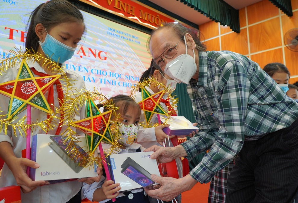 Trao tặng 300 triệu đồng giúp học sinh nghèo bị ảnh hưởng bởi dịch Covid-19 - 5 Trao tặng 300 triệu đồng giúp học sinh nghèo bị ảnh hưởng bởi dịch Covid-19 - 5