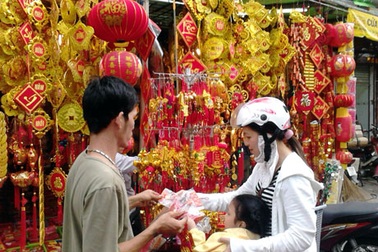 Forbes: Mỗi người dân Việt Nam chi tiêu 14,2 triệu đồng vào dịp Tết