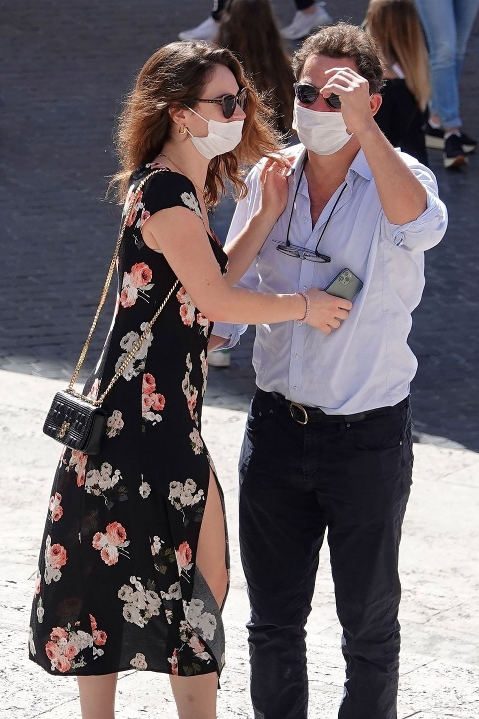 Lily James liên tục hủy show sau scandal lăng nhăng với người có vợ - 3 Lily James liên tục hủy show sau scandal lăng nhăng với người có vợ - 3