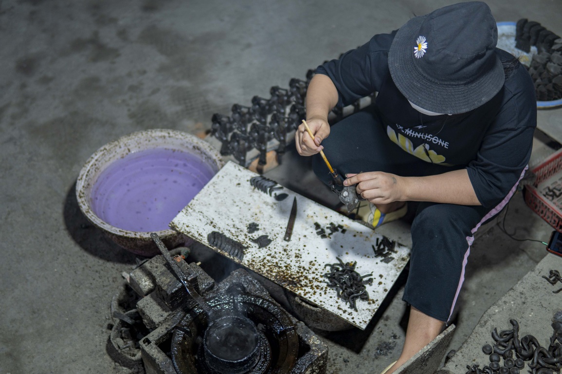 Làng đúc lư đồng cuối cùng ở TPHCM đìu hiu đón Tết - 6 Làng đúc lư đồng cuối cùng ở TPHCM đìu hiu đón Tết - 6