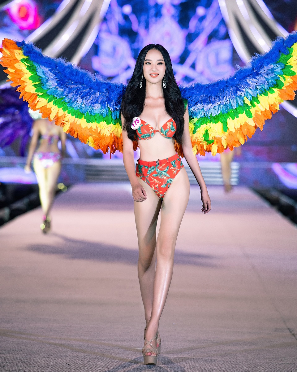 Trần Tiểu Vy, Phương Nga và Thúy An cùng Top 35 trình diễn bikini nóng bỏng - 18 Trần Tiểu Vy, Phương Nga và Thúy An cùng Top 35 trình diễn bikini nóng bỏng - 18