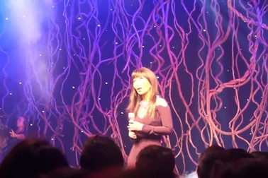 Chí Tài say đắm nghe Khánh Hà hát