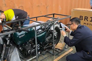 Phát hiện lô 52 mô tô hiệu Brixton giá 3 tỷ đồng nghi gian lận thương mại