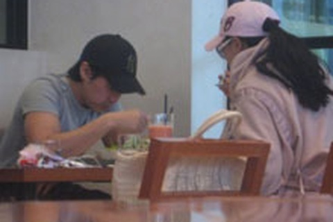 Kim Hee Sun chờ ngày sinh con