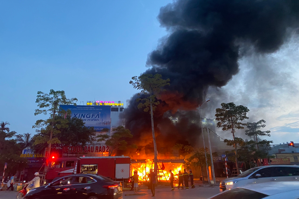 Quán ăn ở Hải Phòng bốc cháy sau tiếng nổ lớn - 1 Quán ăn ở Hải Phòng bốc cháy sau tiếng nổ lớn - 1