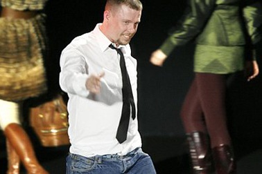 NTK tài danh Alexander McQueen treo cổ tự tử