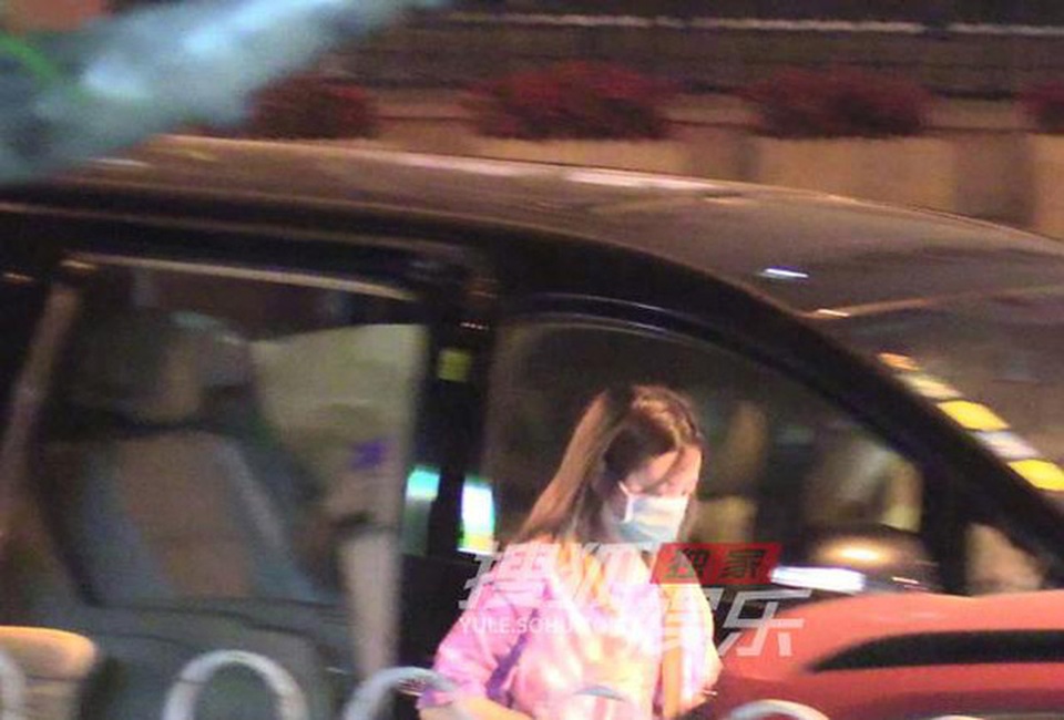 Triệu Vy hẹn hò cùng bạn bè sau tin đồn ly hôn chồng - 3 Triệu Vy hẹn hò cùng bạn bè sau tin đồn ly hôn chồng - 3