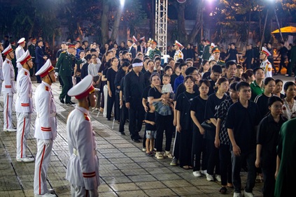 Dòng người ở Hà Nội lặng lẽ tiễn biệt Tổng Bí thư Nguyễn Phú Trọng