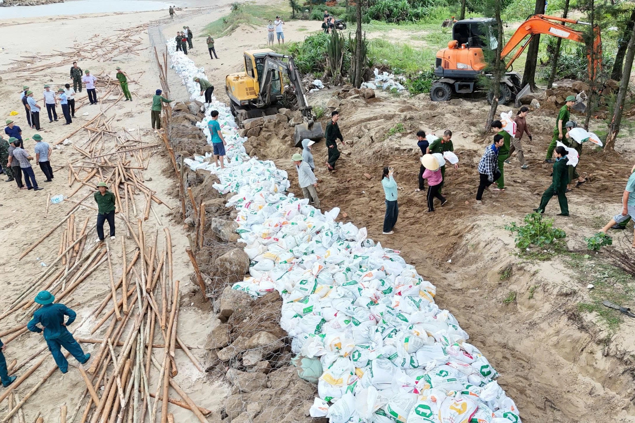 Hàng trăm chiến sĩ công an, biên phòng dầm mưa vác đá, cõng đất gia cố đê - 6