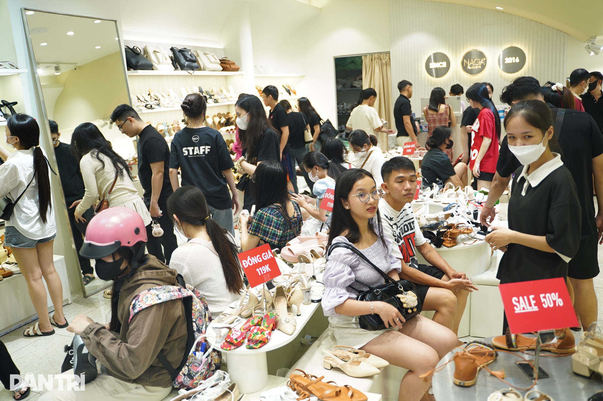 Giới trẻ TPHCM nhộn nhịp săn hàng giảm giá dịp Black Friday 2024 - 12 Giới trẻ TPHCM nhộn nhịp săn hàng giảm giá dịp Black Friday 2024 - 12