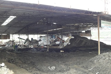 Bị đình chỉ vẫn ngang nhiên bán ra hàng trăm tấn phân bón không nhãn mác