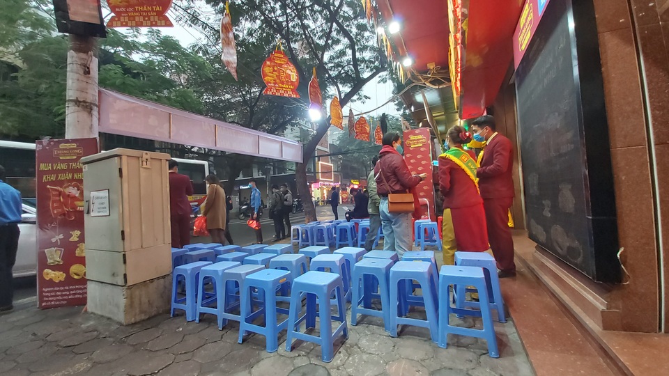 Mua vào, bán ra mất không 1 triệu đồng/lượng: Các cửa hàng vàng thưa thớt ngày vía Thần Tài - 11 Mua vào, bán ra mất không 1 triệu đồng/lượng: Các cửa hàng vàng thưa thớt ngày vía Thần Tài - 11