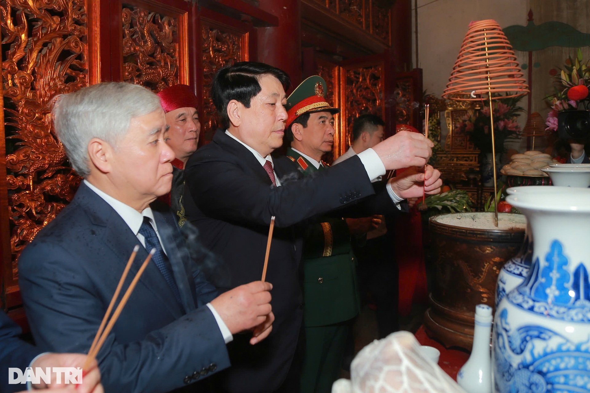 Chủ tịch nước Lương Cường cùng nhân dân dâng hương các Vua Hùng - 8 Chủ tịch nước Lương Cường cùng nhân dân dâng hương các Vua Hùng - 8