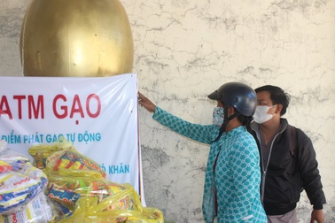 Bạc Liêu: “Cây ATM gạo” di động đến chùa hỗ trợ bà con lao động nghèo