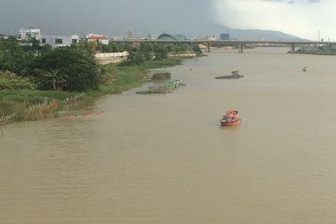 Một người đàn ông nhảy cầu Cẩm Lệ tự tử