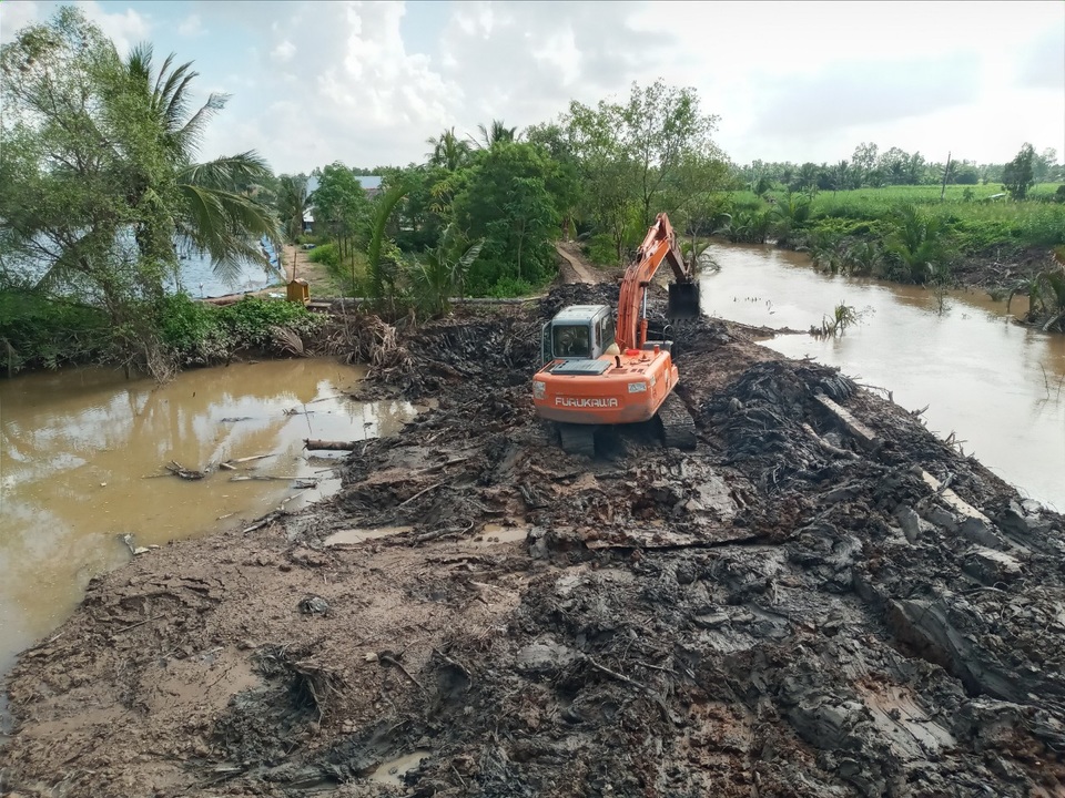 Lại vỡ đê bao, huyện cù lao lo ứng phó đợt triều cường mới - 1 Lại vỡ đê bao, huyện cù lao lo ứng phó đợt triều cường mới - 1