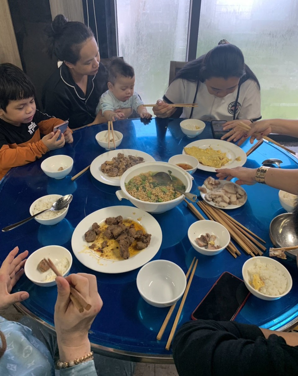 Người Đà Nẵng tất bật đón tiếp, nấu cơm cho hàng trăm bà con trú bão - 3 Người Đà Nẵng tất bật đón tiếp, nấu cơm cho hàng trăm bà con trú bão - 3