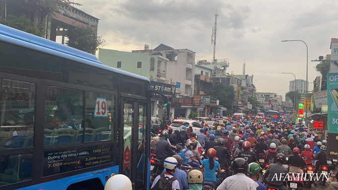 TP.HCM: Mưa lớn khiến đường ngập, cây gãy và kẹt xe, người dân lại khốn khổ lội bì bõm về nhà - Ảnh 2.