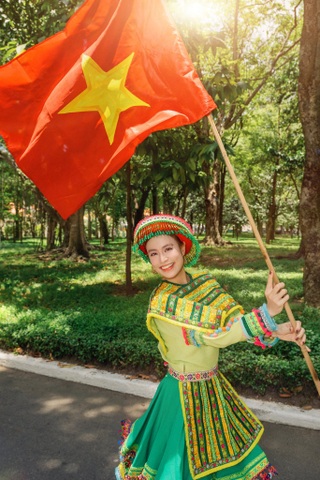 Hoàng Thùy Linh say mê phong cách thời trang dân gian đương đại - 14