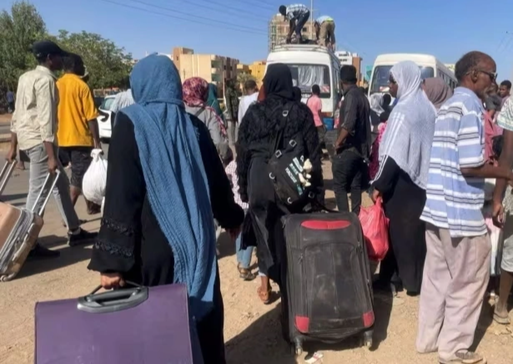 Người dân tháo chạy khỏi thủ đô Sudan tránh binh biến đẫm máu - 1 Người dân tháo chạy khỏi thủ đô Sudan tránh binh biến đẫm máu - 1
