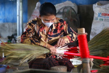 Cả làng thu 50 tỷ đồng nhờ làm chổi đót