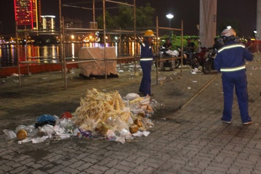 Rác đầy đường sau đêm hội pháo hoa Đà Nẵng