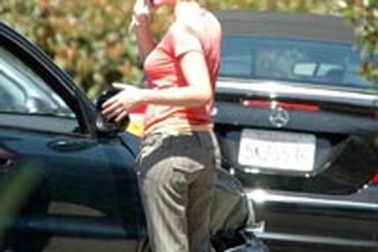 Scarlett Johansson sống sót sau tai nạn xe hơi