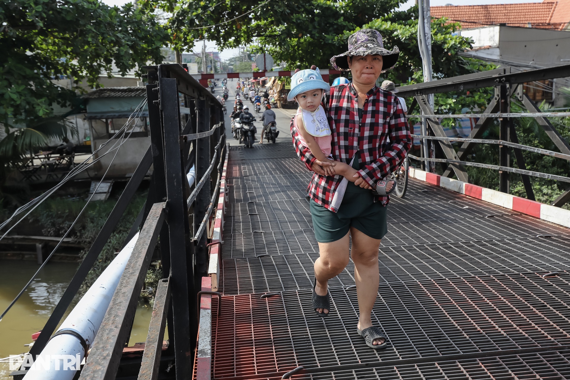 Người dân thấp thỏm qua lại trên 2 cầu sắt xuống cấp ở khu Nam Sài Gòn - 5