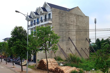 Nhà 4 tầng phải “chống gậy”, nguy cơ đổ sập bất cứ lúc nào