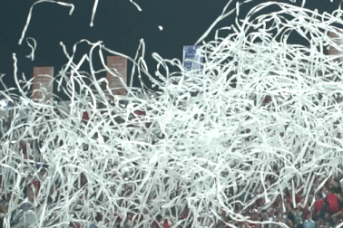 "Chủ nhân" màn tung 6000 cuộn giấy cổ vũ U23 Việt Nam gây tranh cãi nói gì?