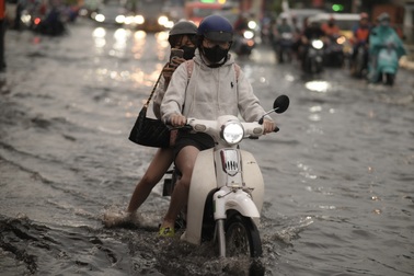 TPHCM và Nam Bộ duy trì nắng nóng, chiều tối có mưa dông