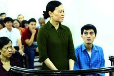 Cựu Phó Hiệu trưởng "rủ" em gái và con trai hầu tòa