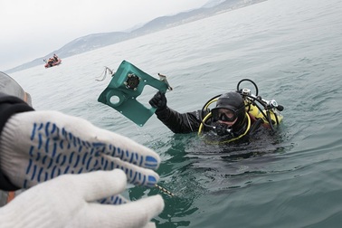 Cận cảnh vớt xác máy bay Tu-154 của Nga từ đáy Biển Đen