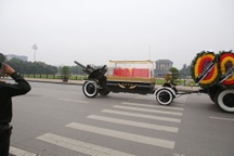 Linh xa chở linh cữu Đại tướng Lê Đức Anh qua các tuyến phố Hà Nội