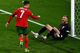 C.Ronaldo gây phẫn nộ với hành động chế nhạo đối thủ