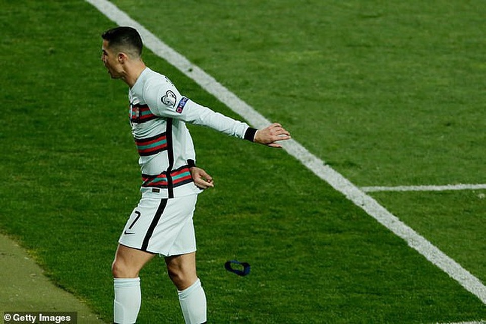 C.Ronaldo bị chỉ trích thậm tệ vì hành động nổi điên - 1 C.Ronaldo bị chỉ trích thậm tệ vì hành động nổi điên - 1