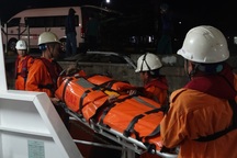 Vượt sóng, cấp cứu kịp thời thuyền viên bị liệt nửa người, hôn mê sâu