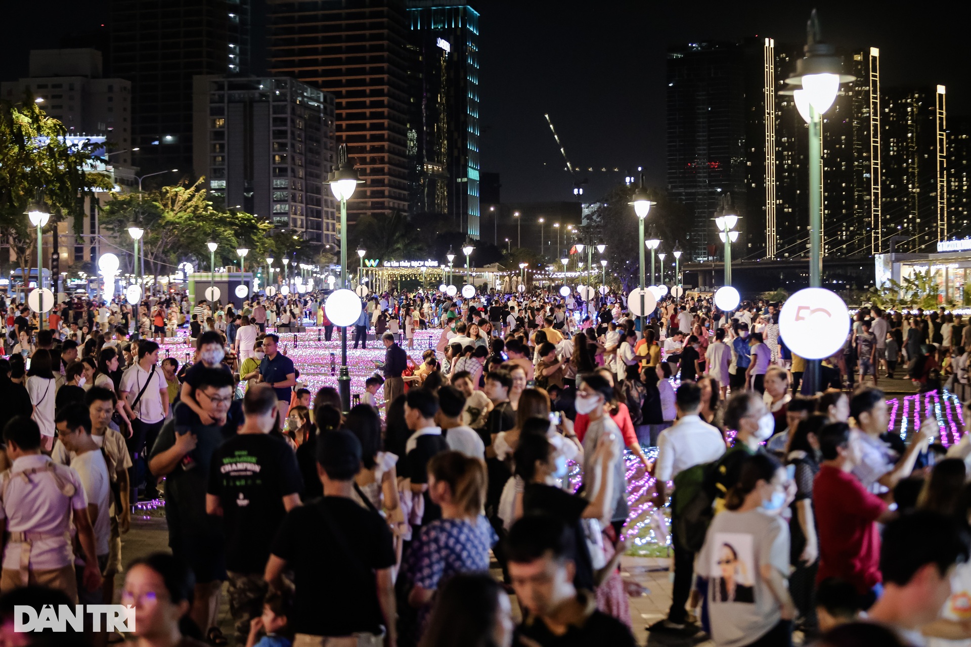 Công viên ánh sáng thu hút hàng nghìn người dân đến check-in ở TPHCM - 1 Công viên ánh sáng thu hút hàng nghìn người dân đến check-in ở TPHCM - 1