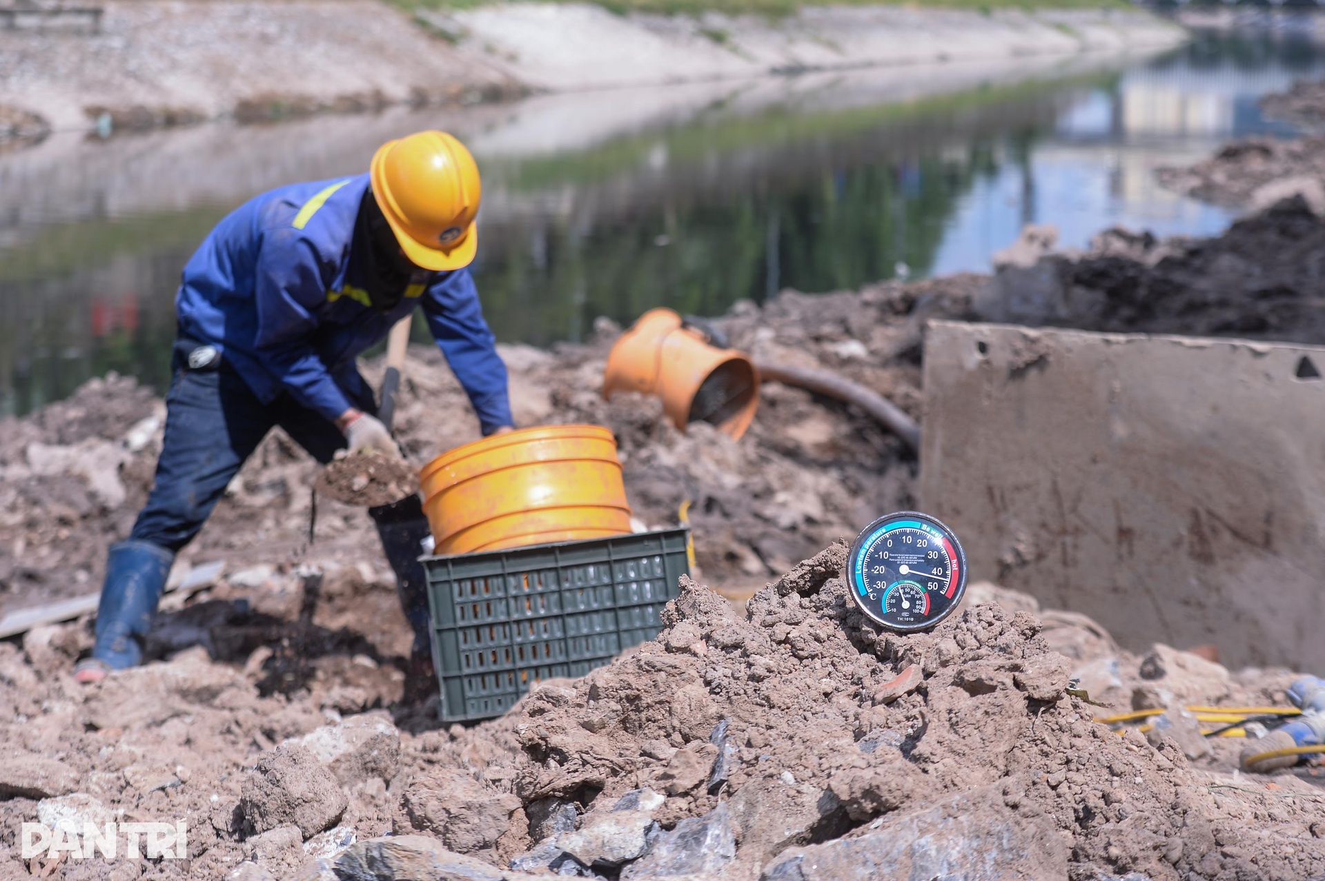 Đẫm mồ hôi mưu sinh dưới cái nắng đỉnh điểm gần 50 độ C ở Hà Nội - 8 Đẫm mồ hôi mưu sinh dưới cái nắng đỉnh điểm gần 50 độ C ở Hà Nội - 8