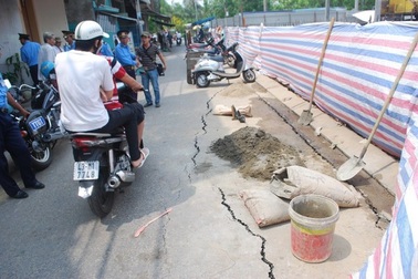 Lại sụt lún đường vì công trình thi công 